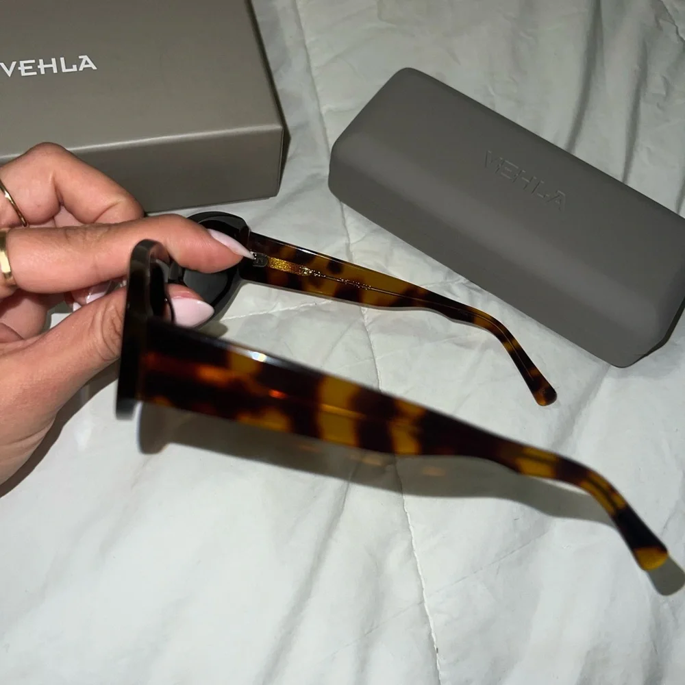 NWT VEHLA Eyewear Indi Sunglasses in Tort/Smoke - Picture 5 of 6